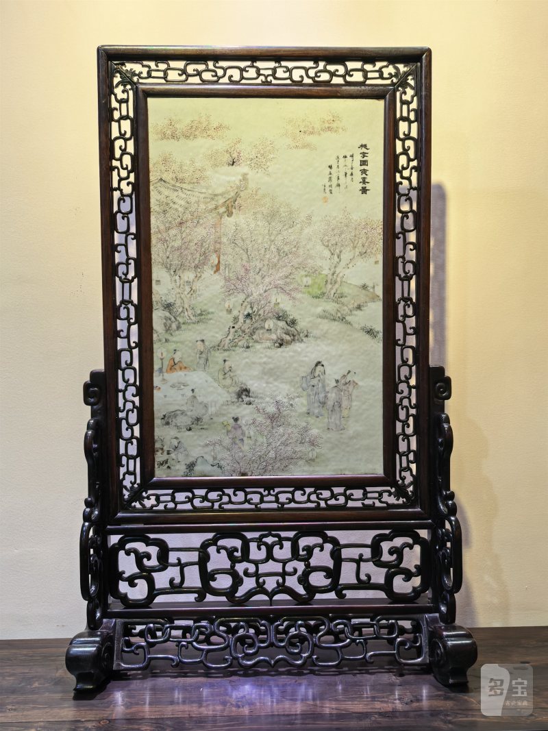 清光绪 罗旸谷浅绛彩「桃李园夜宴图」瓷板插屏 - 图2